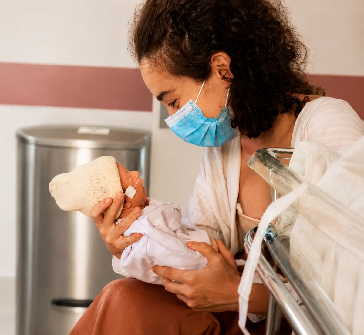 Anahí segurando um recém-nascido na maternidade